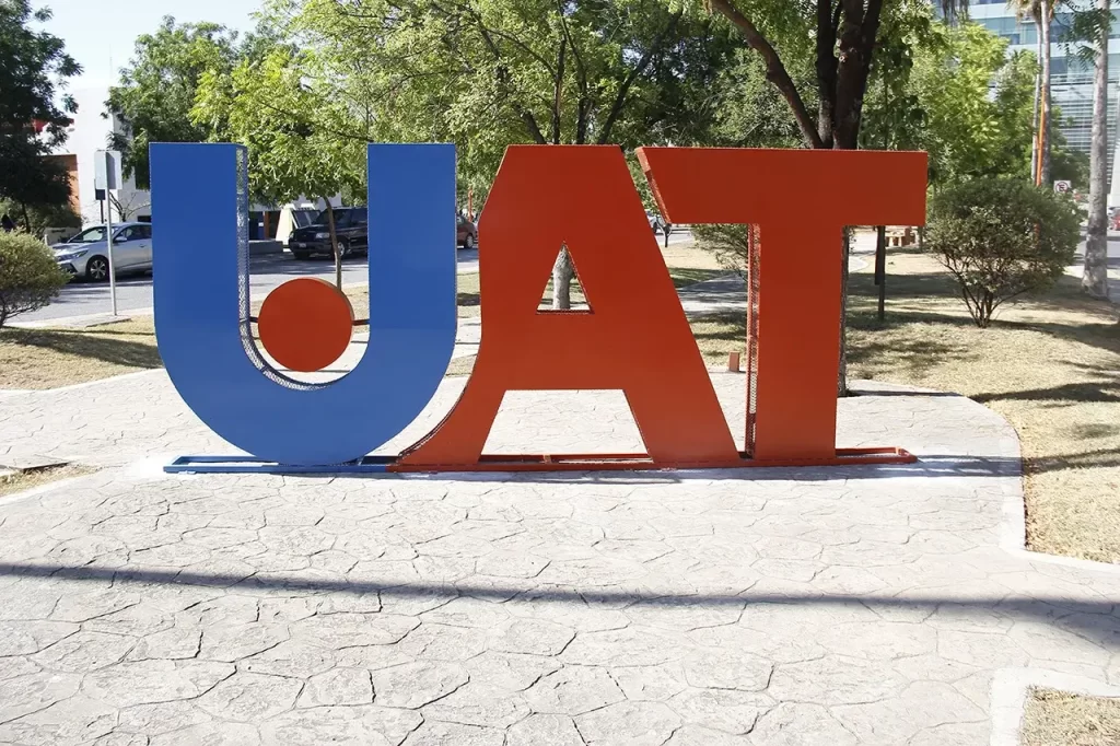 En acciones de la Semana de la Sustentabilidad Universitaria 2023 instalan en el centro universitario contenedores para taparroscas y envases PET.